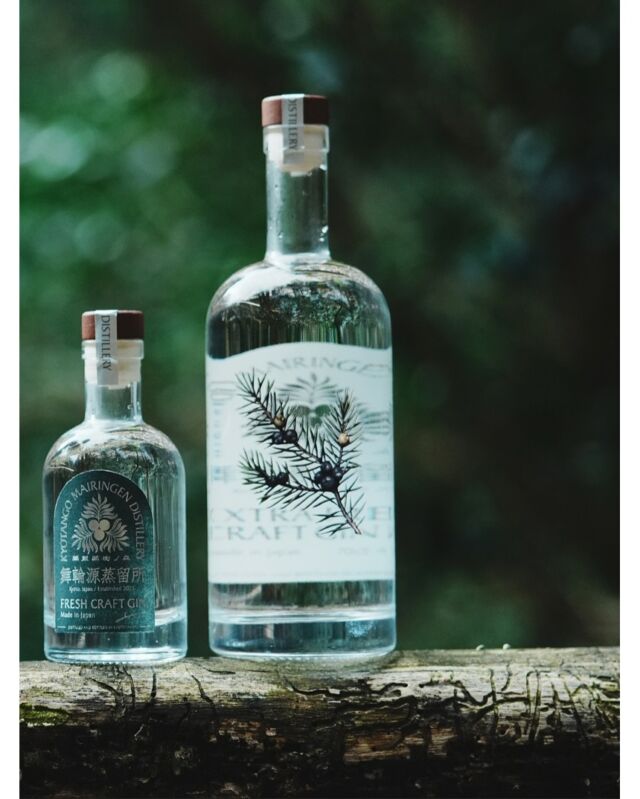 ・

【 Mairingen Fresh Craft Gin (ORIGINAL) 】

伝統的なジンのボタニカルと、自らの手で採集したフレッシュなボタニカルを標高620メートルの環境下で蒸留されたジンは、素材の風味を保持した自然豊かな丹後の森を想起させる味わいと香りになっています。

【 Mairingen Extra Fresh Craft Gin (PREMIUM) 】 

使用するボタニカルはこの蒸留所を象徴する3種のみ。
山のジュニパーベリー「ネズミサシ」、海のジュニパーベリー「ハイネズ」、山頂の天然生蜂蜜。
この全てを、旬に合わせた1番好ましいフレッシュな状態で私たちが採取しました。

——— ENG ———

【 Mairingen Fresh Craft Gin (ORIGINAL) 】

The craft gin we produce is a fresh craft gin that seals in and utilizes the seasonality of plants native to the area around the distillery and organic lemons grown by nearby farmers.

 【 Mairingen Extra Fresh Craft Gin (PREMIUM) 】 

Only three botanicals are used that symbolize our distillery.
The mountain juniper berry “temple juniper,” the sea juniper berry “juniperus conferta,” and natural raw honey from the mountaintops.
All of these were collected by our hands in their most desirable fresh state, in season.

・
・
・

#mairingendistillery #gin #japan #kyoto #kyotango #distillery  #nature #京丹後舞輪源蒸留所 #舞輪源蒸留所 #舞輪源 #マイリンゲン #クラフトジン #ジン #お酒 #京都 #京丹後 #蒸留所 #薬草 #野草 #自然 #술 #일본 #증류소 #교토
